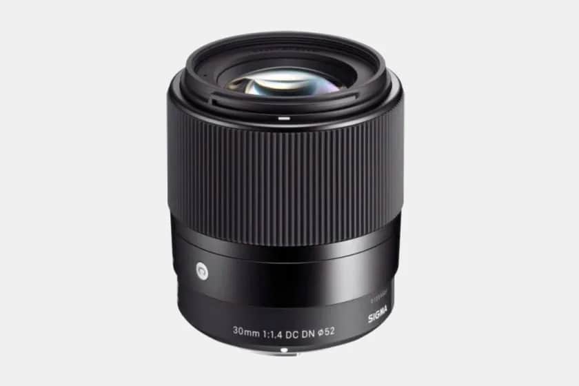 Jak wybrać idealny obiektyw do fotografowania imprez w trudnych warunkach oświetleniowych