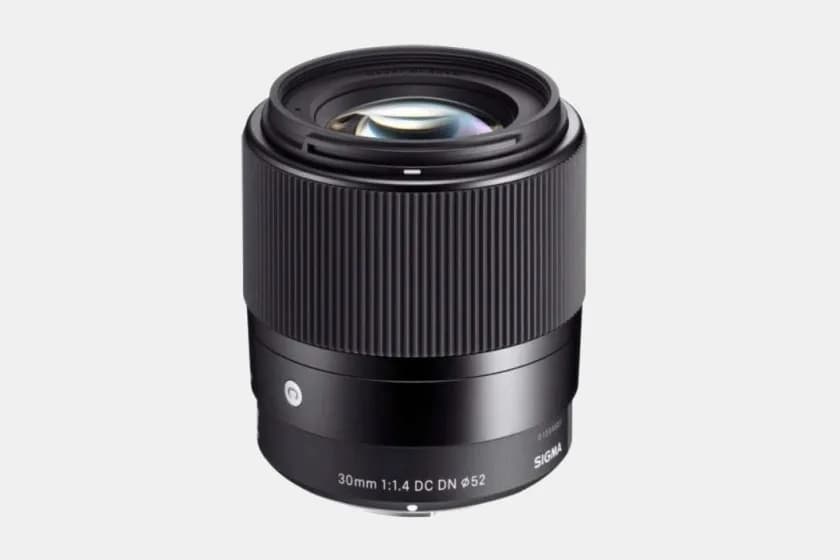 Jak wybrać idealny obiektyw do fotografowania imprez w trudnych warunkach oświetleniowych