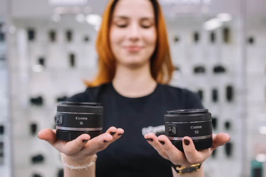 Najlepszy obiektyw do zdjęć w domu: jak wybrać idealny do słabego światła i małych przestrzeni