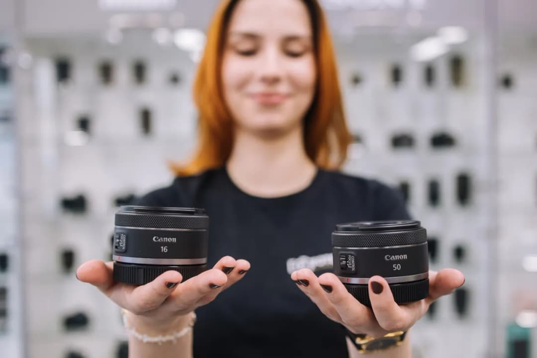 Najlepszy obiektyw do zdjęć w domu: jak wybrać idealny do słabego światła i małych przestrzeni