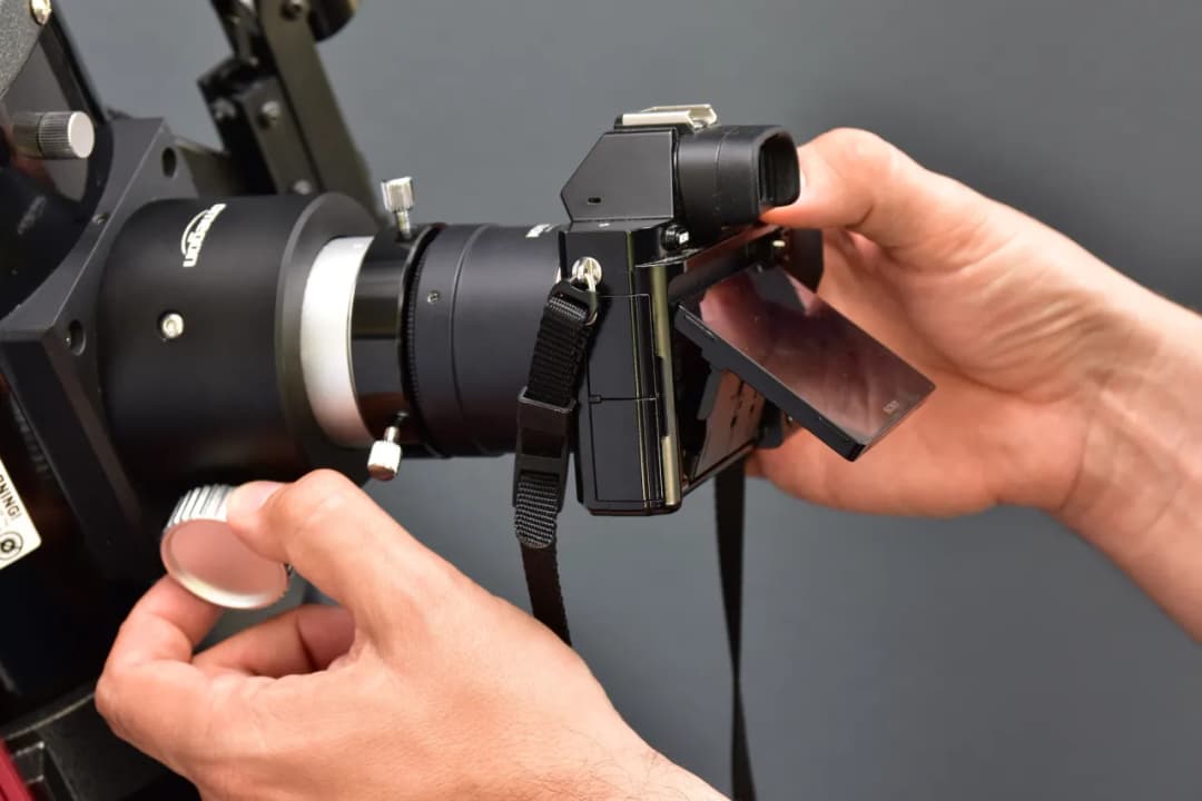 Jak podłączyć aparat do teleskopu i uniknąć błędów w astrofotografii