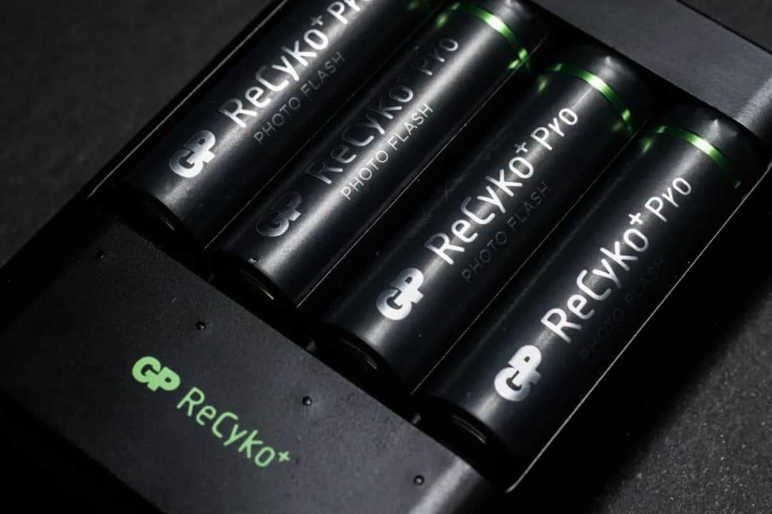 Jakie akumulatorki do lampy błyskowej wybrać, by uniknąć problemów z zasilaniem?