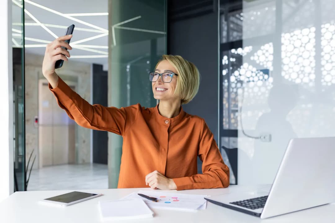 Jak zrobić zdjęcie biznesowe, które wyróżni Cię w pracy?